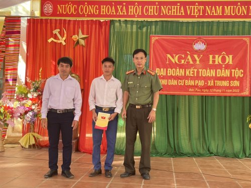 Tuấn Trưởng CA huyện tặn quà bản Pạo.jpg