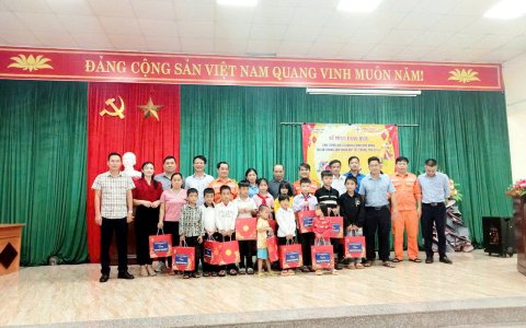 Công ty MTV thuỷ điện Trung Sơn phối hợp với ban Văn Hoá - UBND xã Trung Sơn gửi tặng 20 hộp bánh trung thu đến các em nhỏ